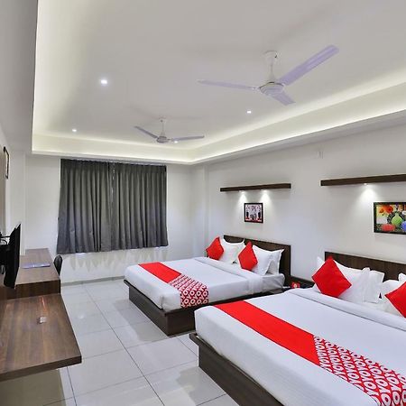 אחמדאבאד Oyo 16604 Hotel Sparsh Inn מראה חיצוני תמונה