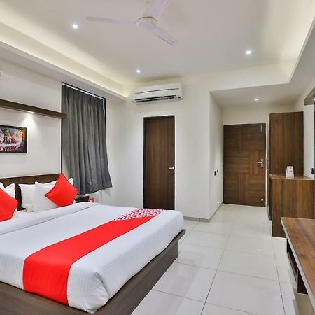 אחמדאבאד Oyo 16604 Hotel Sparsh Inn מראה חיצוני תמונה