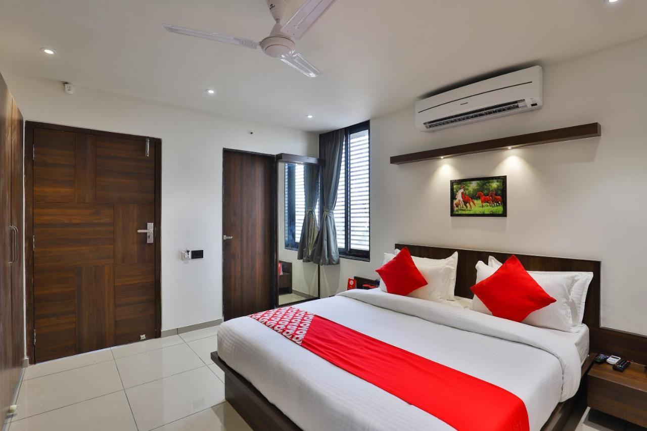 אחמדאבאד Oyo 16604 Hotel Sparsh Inn מראה חיצוני תמונה