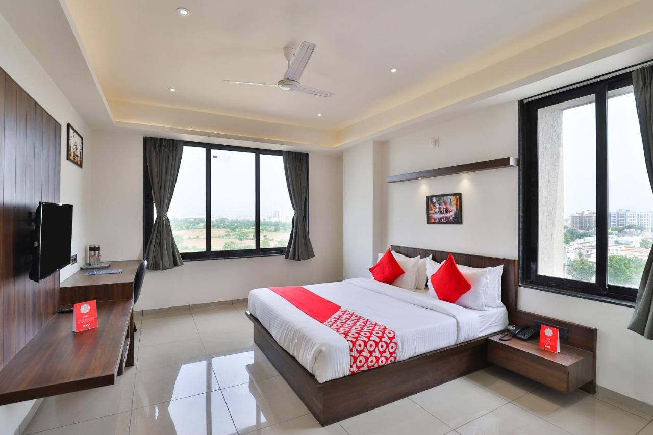 אחמדאבאד Oyo 16604 Hotel Sparsh Inn מראה חיצוני תמונה