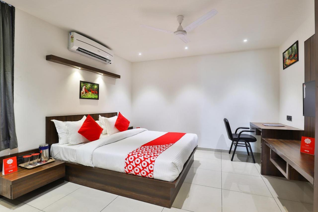 אחמדאבאד Oyo 16604 Hotel Sparsh Inn מראה חיצוני תמונה