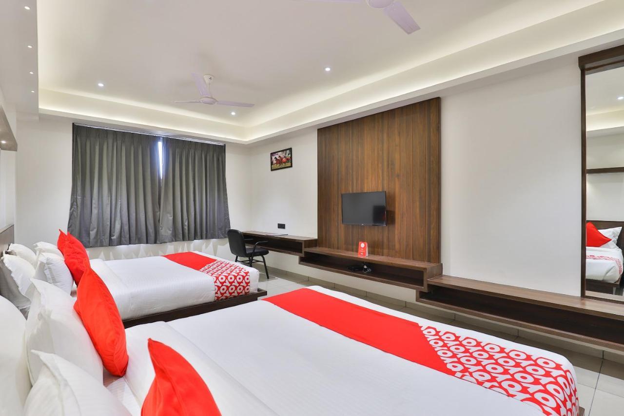 אחמדאבאד Oyo 16604 Hotel Sparsh Inn מראה חיצוני תמונה