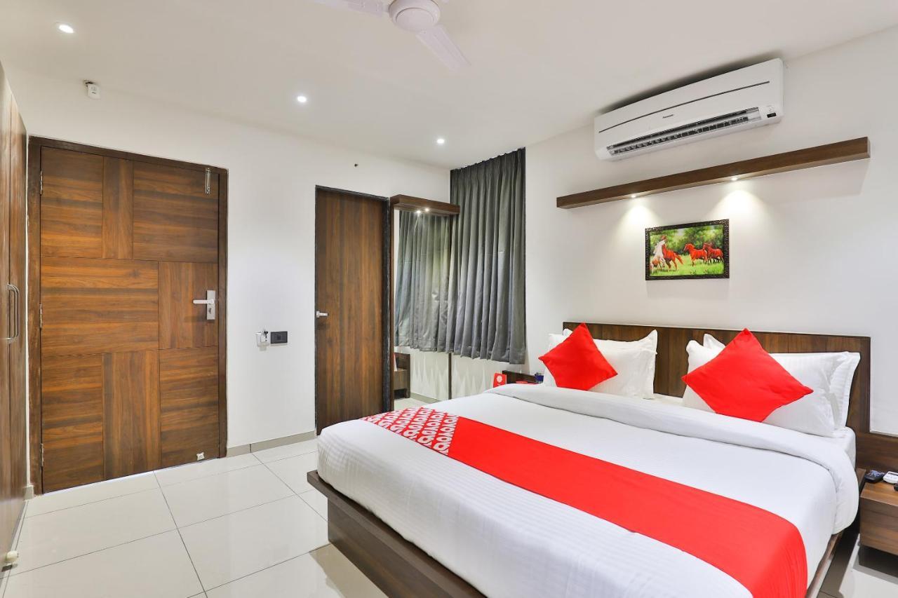 אחמדאבאד Oyo 16604 Hotel Sparsh Inn מראה חיצוני תמונה