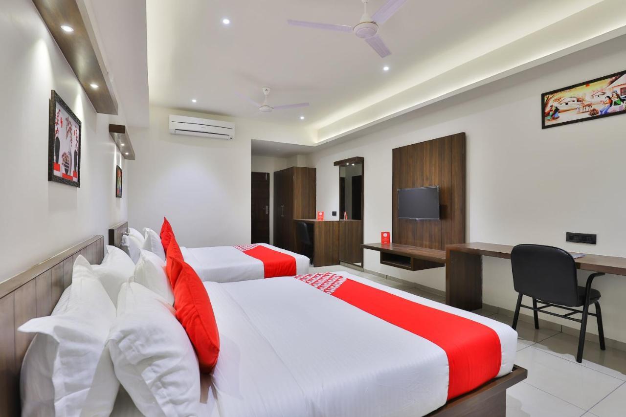 אחמדאבאד Oyo 16604 Hotel Sparsh Inn מראה חיצוני תמונה