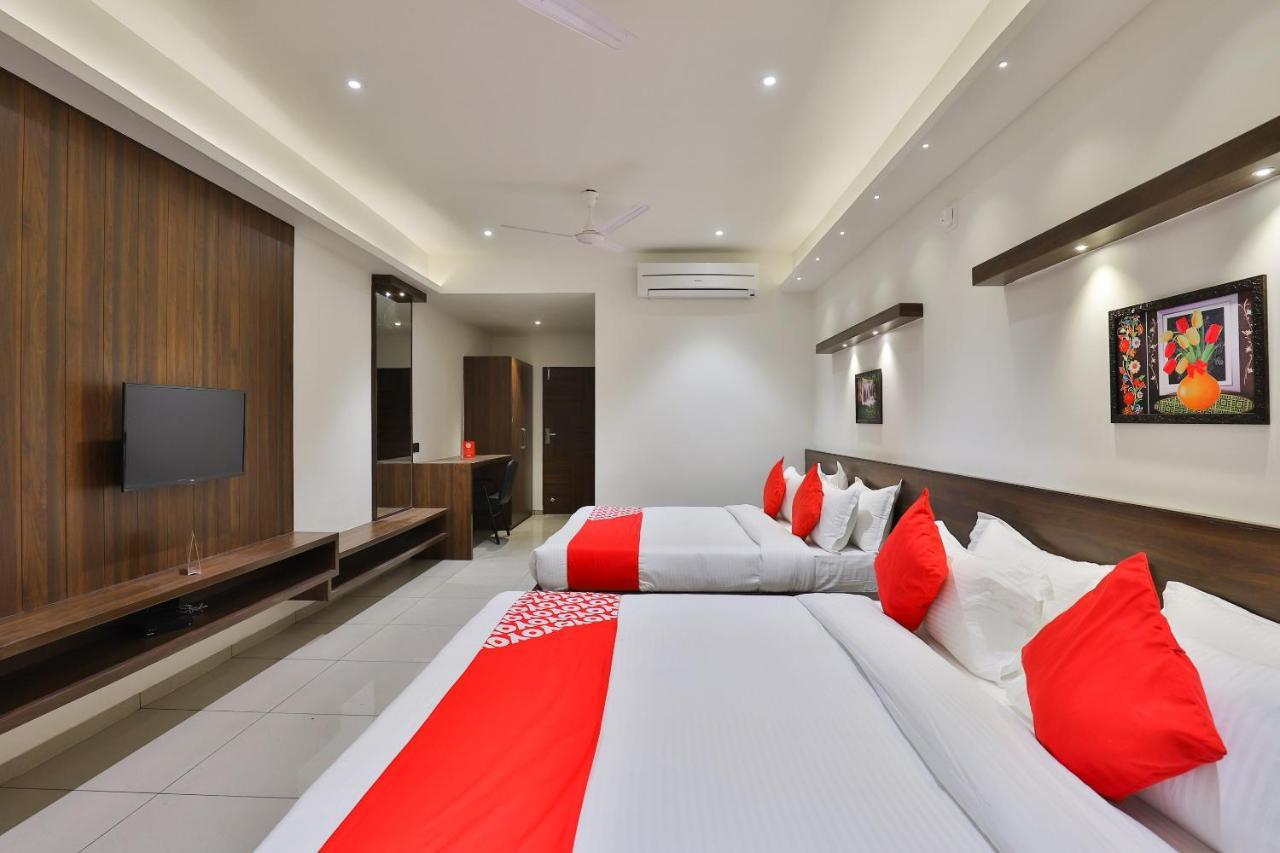 אחמדאבאד Oyo 16604 Hotel Sparsh Inn מראה חיצוני תמונה