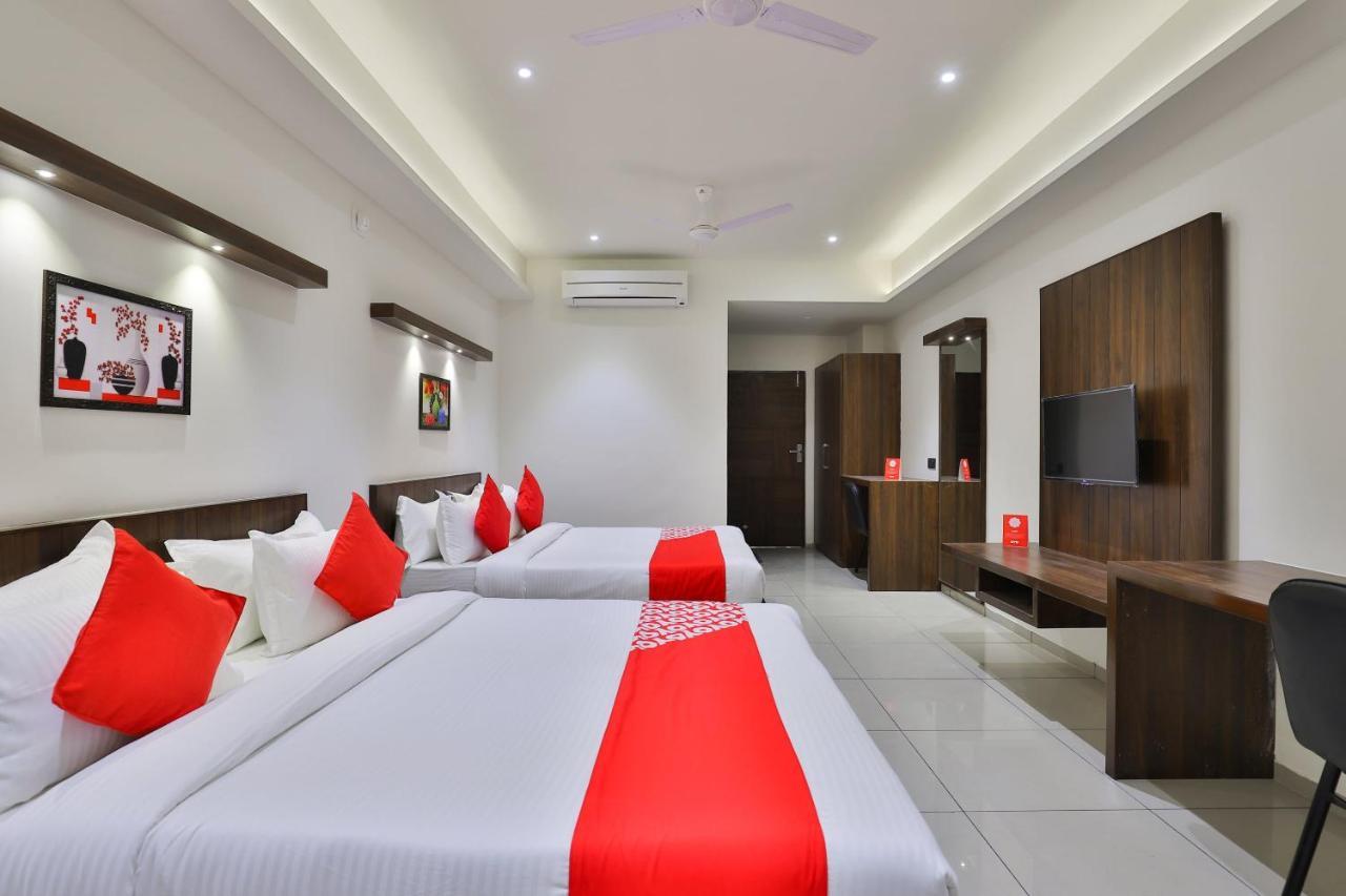 אחמדאבאד Oyo 16604 Hotel Sparsh Inn מראה חיצוני תמונה