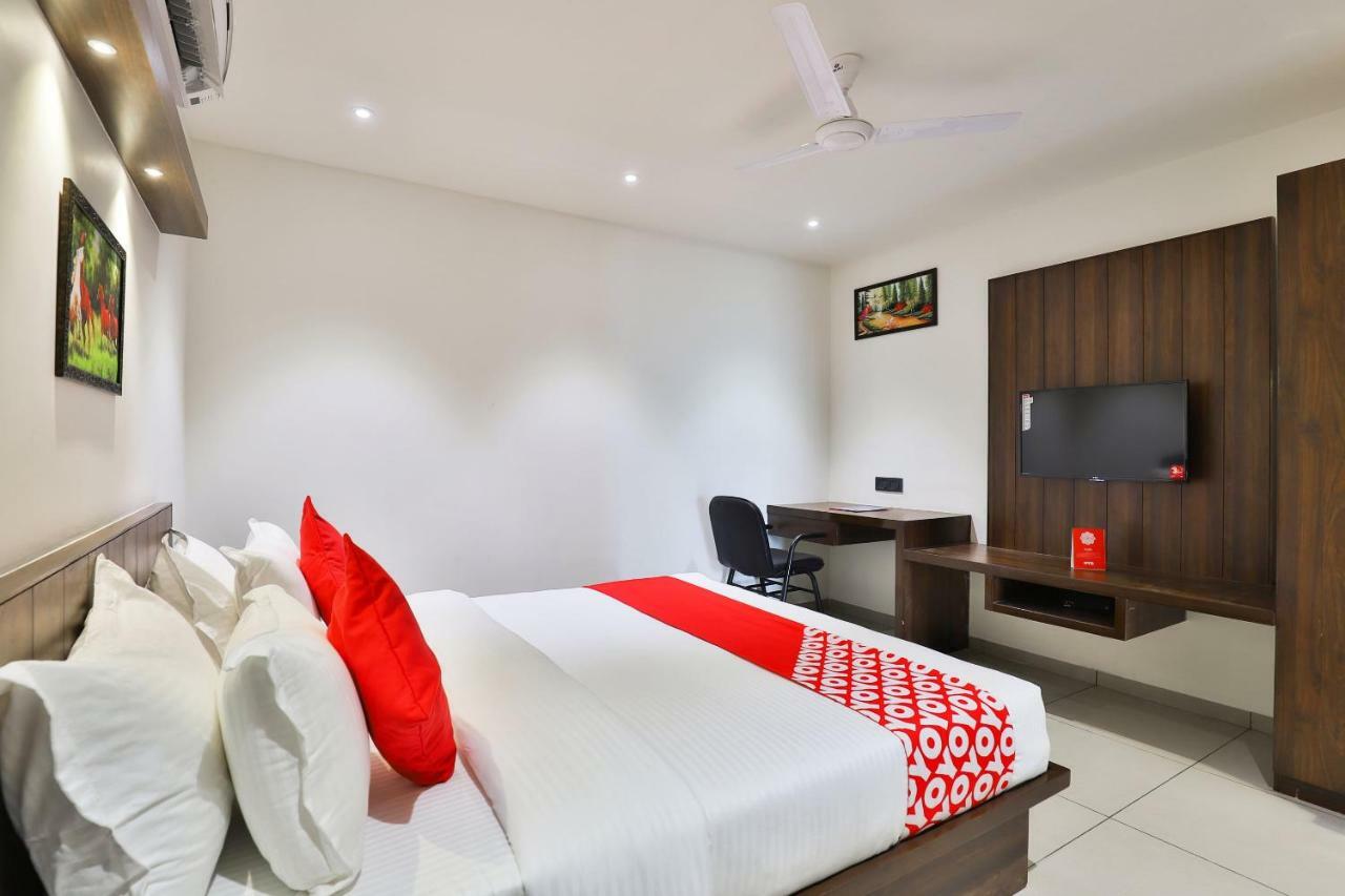 אחמדאבאד Oyo 16604 Hotel Sparsh Inn מראה חיצוני תמונה