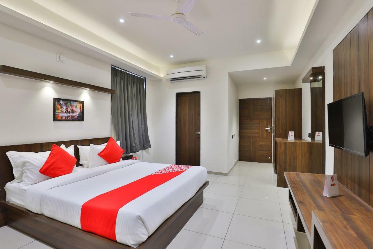 אחמדאבאד Oyo 16604 Hotel Sparsh Inn מראה חיצוני תמונה