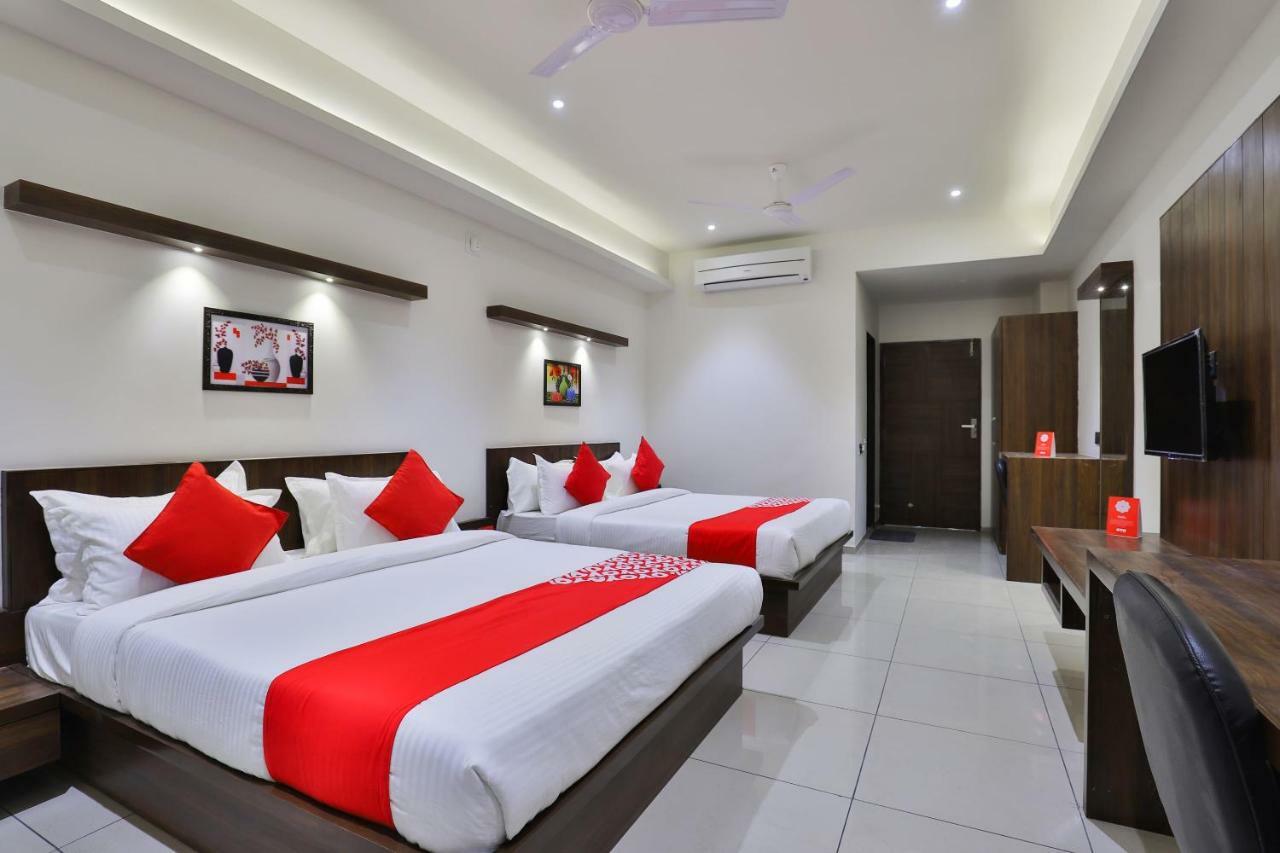 אחמדאבאד Oyo 16604 Hotel Sparsh Inn מראה חיצוני תמונה