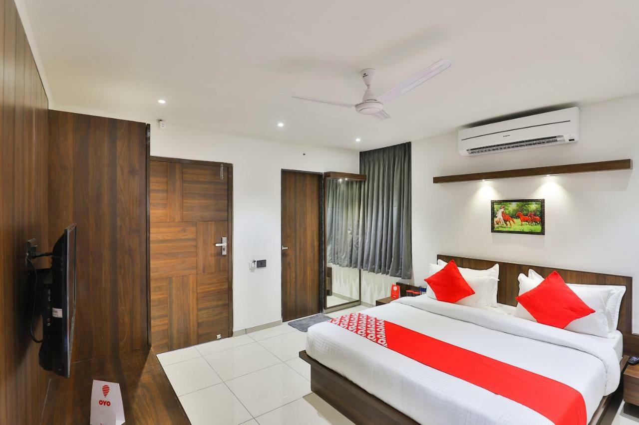 אחמדאבאד Oyo 16604 Hotel Sparsh Inn מראה חיצוני תמונה